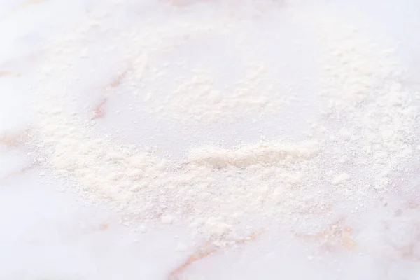 Время Выпечки Поверхность Розового Мрамора Посыпалась Белая Мука — стоковое фото