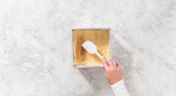 Deitado Despejando Mistura Fudge Panela Cheesecake Quadrado Forrado Com Pergaminho — Fotografia de Stock