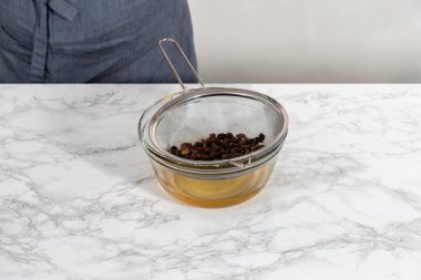 Kurutulmuş kuru üzümleri sıcak suya batırıp mini Paskalya ekmeği pişirmek..