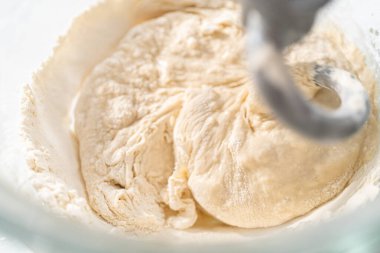 Vatansever tarçınlı hamur pişirmek için mutfak mikserinde ekmek hamuru hazırlıyorum..