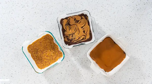Segurando Chocolate Fudge Com Manteiga Amendoim Redemoinho Peça Com Pinças — Fotografia de Stock