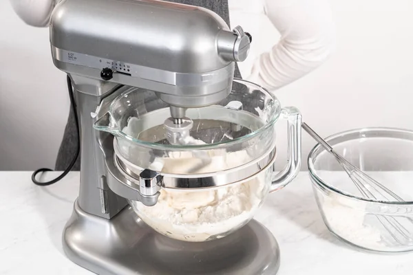 Mieszanie Ciasta Chlebowego Samodzielnym Mieszalniku Kuchennym Pieczenia Patriotycznych Cynamonowych Skrętów — Zdjęcie stockowe