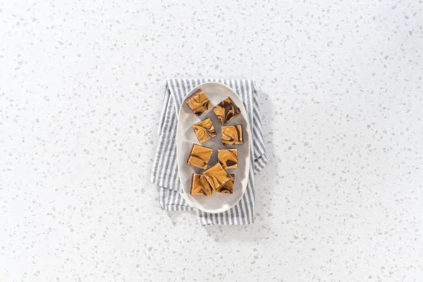 Επίπεδη Σπιτικό Σοκολατένιο Κέικ Κομμάτια Φυστικοβούτυρου Λευκό Πιάτο Σερβιρίσματος — Φωτογραφία Αρχείου