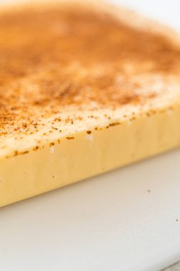 Küçük parçalara ayırmak için tekerlek hamuru kesiciyle eggnog şekerlemesi yapmak.