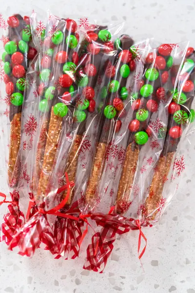 Denver Colorado Usa December 2022 Wrapping Chocolate Covered Pretzel Rods — Stock Photo, Image