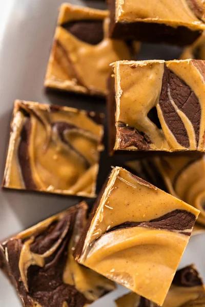 Fudge Chocolat Fait Maison Avec Des Morceaux Tourbillon Beurre Arachide — Photo