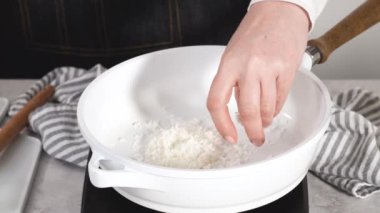Adım adım. Çubuksuz tavada hindistan cevizi gevreği kızartıyorum..