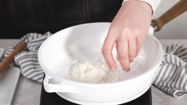 Крок Кроком Підсмажування Кокосових Пластівців Білій Сковороді — стокове відео