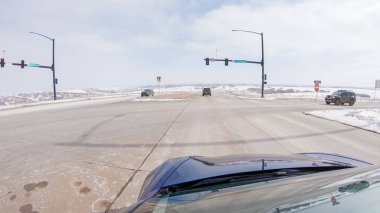 Castle Pines, Colorado, ABD-30 Ocak 2023 kış sonrası fırtınası, banliyö yolunda yolculuk huzurlu bir yolculuk sağlar. Manzarayı süsleyen karlı resim sahnesi ekliyor.