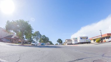 Santa Maria, California, ABD-6 Aralık 2022 kışın Santa Maria sokaklarında gezinen çevre, bakımlı yolları ve konforlu yollarıyla şehirlerin cazibesine bir göz atıyor.