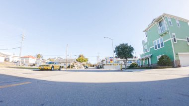 Santa Maria, California, ABD-6 Aralık 2022 Pismo Beach kasabasının sokaklarında kış boyunca araba sürüyor..