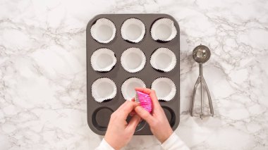 Düz yatıyordu. Adım adım. Elektrikli mutfak mikseriyle çikolatalı ganache çırpmak..