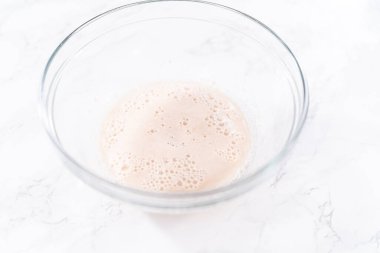 Bardak karıştırma kabında mayayı aktifleştiriyorum..