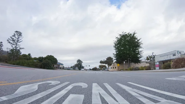 마리아 캘리포니아 2022 차량은 캘리포니아 베이의 거리를 탐색합니다 캐스트 하늘이 — 스톡 사진