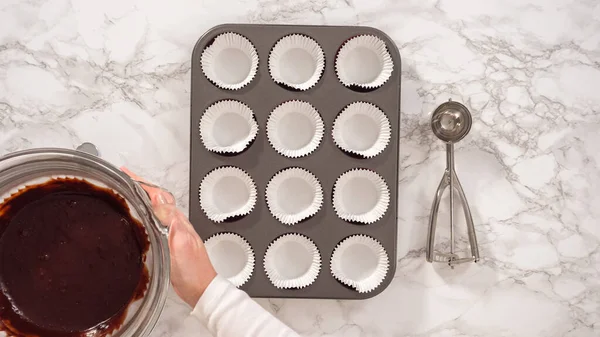 Düz yatıyordu. Adım adım. Çikolatalı kek pişiriyorum. Kek hamurunu kek tepsisine kakalamak..