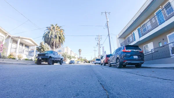 カリフォルニア州サンタマリア カリフォルニア州 12月6日 2022年 冬の間 カリフォルニア州ポモスビーチの町の通りを運転する車 — ストック写真