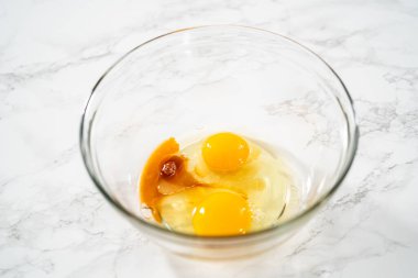 Nane şekerli çikolatalı kurabiyeler pişirmek için büyük bir bardakta karıştırma malzemesi..