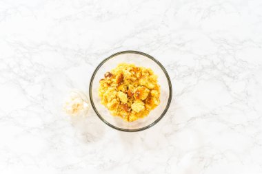 Düz yatıyordu. Cinco de Mayo kutlamasında kaktüs keki yapmak için büyük bir bardakta karışımı karıştırıyorum..