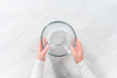 Düz yatıyordu. Kuru malzemelerle büyük bir bardakta çırpma kabını karıştırıp zencefilli kek ve karamel doldurmak..