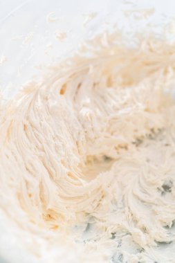 Zencefilli keki karamel ile süslemek için elektrikli el mikseriyle çırpılmış tereyağı kreması..