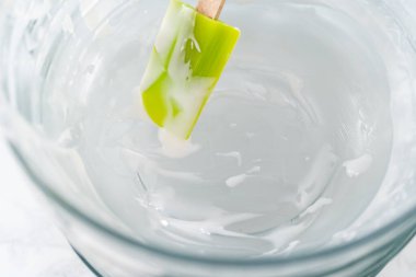 Pişirdikten sonra mutfak tezgahına istiflenmiş kirli cam karıştırma kaseleri..