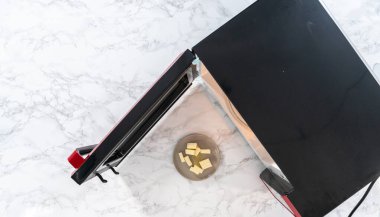 Düz yatıyordu. Mikrodalgada tuzsuz tereyağı var..