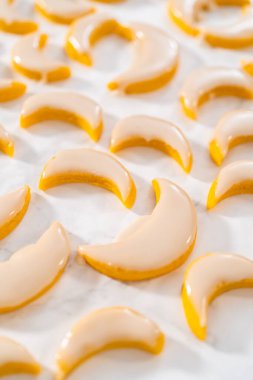 Limon jöleli limonlu kurabiye. Limon jölesine limonlu kurabiye batırıyorum..