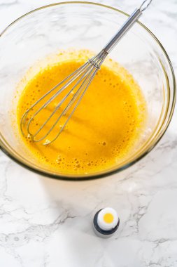 Limon jöleli limonlu kurabiye. Islak malzemeleri büyük bir bardakta karıştırıp limonlu kurabiye pişirmek için karıştırıyorum..