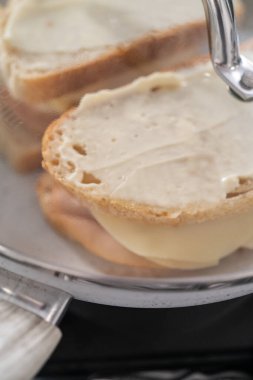 Prepare provolone and apple grilled cheese sandwich on a nonstick frying pan.