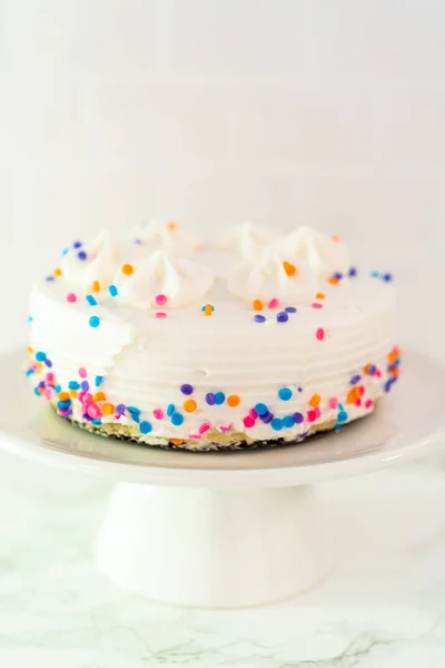 Beyaz Kek Tabağına Funfetti Serpiştirilmiş Küçük Beyaz Doğum Günü Pastası — Stok fotoğraf
