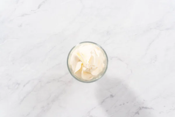 Плоский Лежал Домашние Взбитые Сливки Чаше Мороженым Класса — стоковое фото