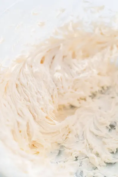 Zencefilli Keki Karamel Ile Süslemek Için Elektrikli Mikseriyle Çırpılmış Tereyağı — Stok fotoğraf