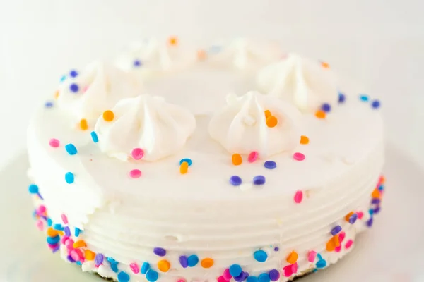 Biały Tort Urodzinowy Posypką Funfetti Białym Talerzu — Zdjęcie stockowe