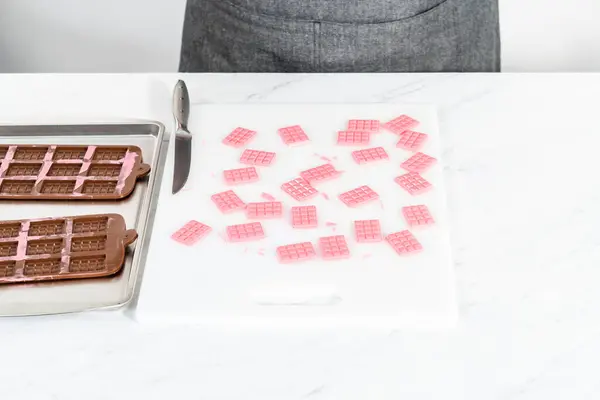 Видалення Міні Рожевих Шоколадних Цукерок Силіконової Шоколадної Форми — стокове фото