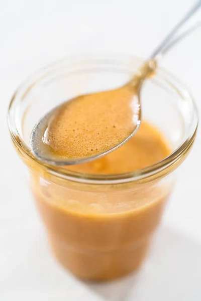 Umplere Caramel Pentru Tort Bundt Într Borcan Sticlă Tejgheaua Bucătărie — Fotografie, imagine de stoc