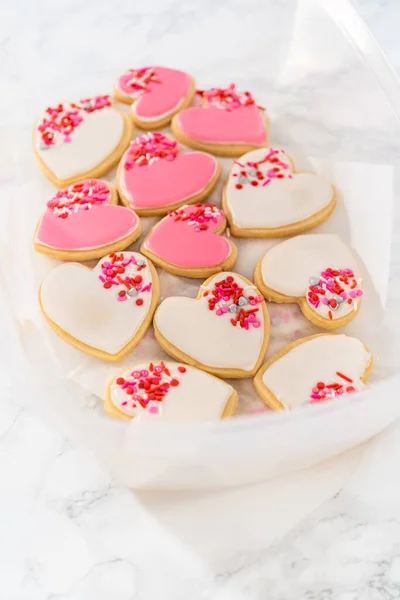 Storing Heart Shaped Sugar Cookies Pink White Royal Icing Large — Stock Photo, Image