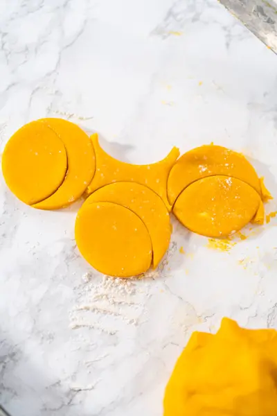レモンくさびクッキーとレモン釉薬 調節可能なローリングピンでクッキー生地を圧延し レモンのくさびクッキーを焼くためにクッキーカッターでクッキーをカットレモン釉薬でクッキー — ストック写真