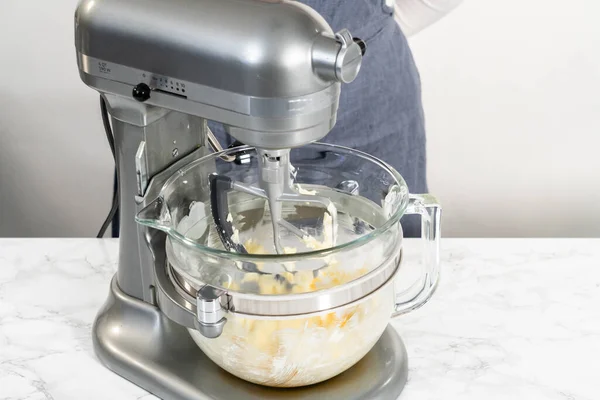 Cytrynowe Ciasteczka Cytrynową Polewą Mieszanie Składników Mikserze Kuchennym Pieczenia Cytrynowych — Zdjęcie stockowe