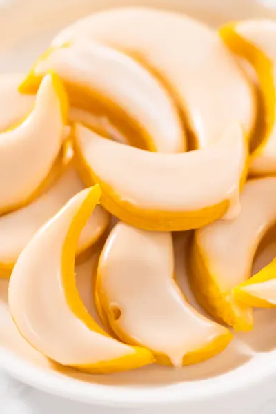 レモンくさびクッキーとレモン釉薬 焼きたてのレモンくさびクッキーとレモングレーズホワイトプレート — ストック写真