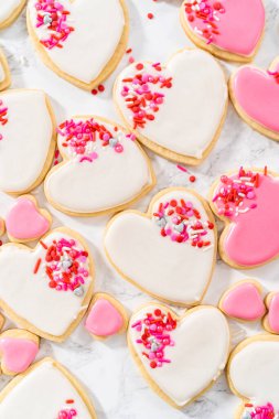 Sevgililer Günü için pembe ve beyaz kraliyet kremalı kalp şeklinde kurabiyeler..