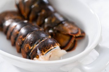 Sarımsaklı ıstakoz kuyruğu yapmak için çiğ ıstakoz kuyruğu hazırlıyorum..