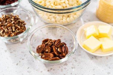 Beyaz çikolatalı fındıklı fındıklı çikolata yapmak için cam karıştırma kabında ölçülmüş malzemeler..