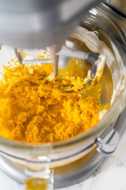 Limon jöleli limonlu kurabiye. Limon dilimleri ve limon jöleli kurabiyeler pişirmek için mutfak mikserinde malzemeler karıştırılıyor..