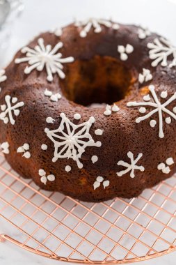 Karamel dolgulu zencefilli kek tereyağlı krema ve pudra şekerli toz şeker..
