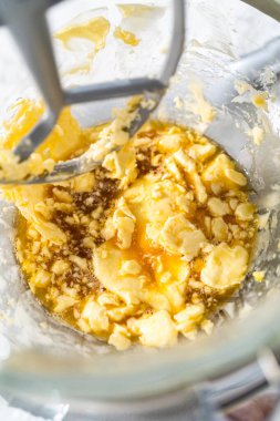 Yumuşak yulaflı kuru üzümlü cevizli kurabiyeler pişirmek için mutfak tezgahında karışımlar hazırlıyorum..