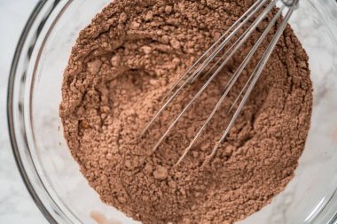 Nane şekerli çikolatalı kurabiyeler pişirmek için büyük bir bardakta karıştırma malzemesi..