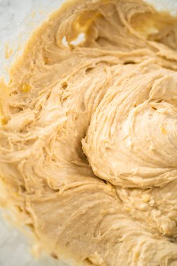 Muzlu yulaf ezmeli kek pişirmek için büyük bir bardakta karıştırma malzemesi..