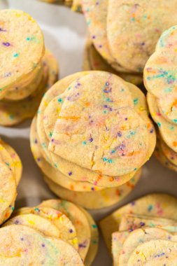 Büyük miktarda şekerli kurabiye düzgünce pişirme tepsisine istiflenmiş, paketlerinin kırsal kahverengi karton kutulara konmasını bekliyor..