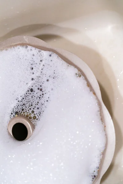Soaking Dirty Aluminum Bundt Cake Pan Soapy Water Kitchen Sink — Stock Photo, Image