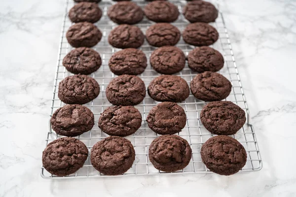 Mutfak Tezgahında Taze Pişmiş Çikolatalı Kurabiyeler Serinliyor — Stok fotoğraf